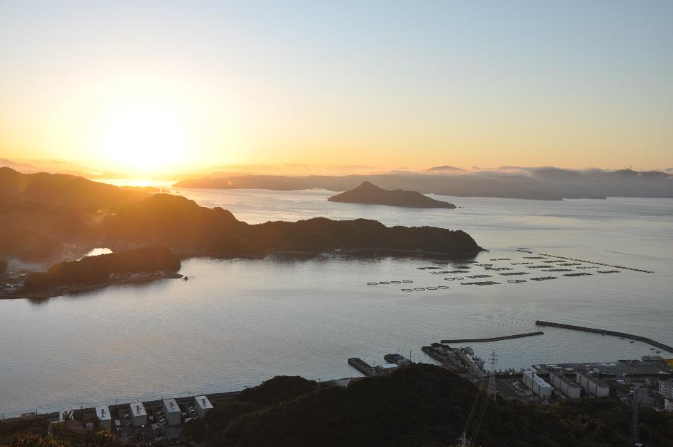 遠見山から朝日の久玉湾