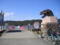 迫力のある恐竜がお出迎え♪(本郷港から海側を見るとこんな感じ。写真左側にしおさい館があります。)