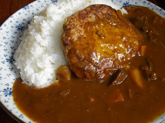 ハンバーグカレー　￥900　サラダ・味噌汁付き